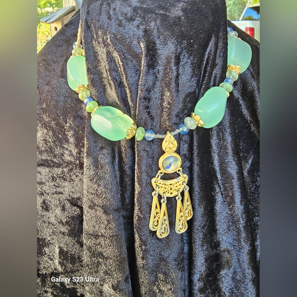 LADIES NECKLACE GLASS STONES
